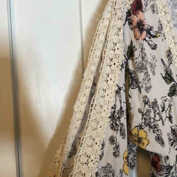 Cocoa and jasmine medium floral blouse - Picture 3 of 4